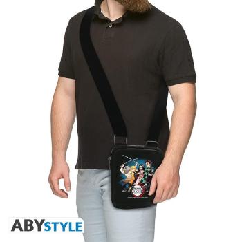 DEMON SLAYER - Messenger Bag  Diese Slayers Messenger Bag von ABYstyle bietet nicht nur Tanjiiro, Nezuko, Zenitsu und Inosuke den perfekte Weg, ihre Ausrüstung mitzubringen sonden auch Ihnen! Für alle Demon Slayer Fans und Abenteurer!